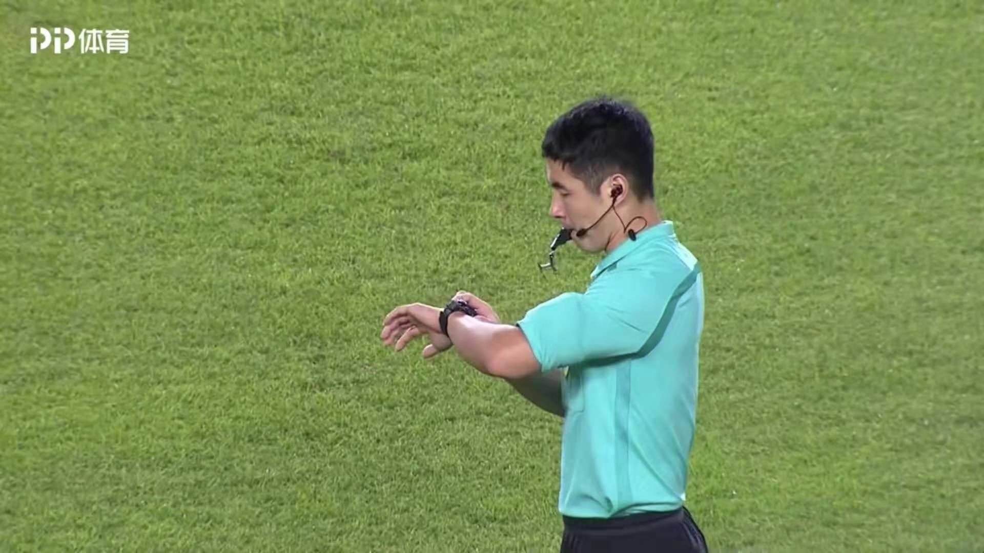 业余足球比赛冠军捧杯_业余足球冠军比赛捧杯图片_业余足球冠军比赛捧杯视频