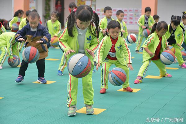 中班拍篮球活动教案40篇_幼儿园中班拍篮球技巧与方法_幼儿篮球中班拍球方案
