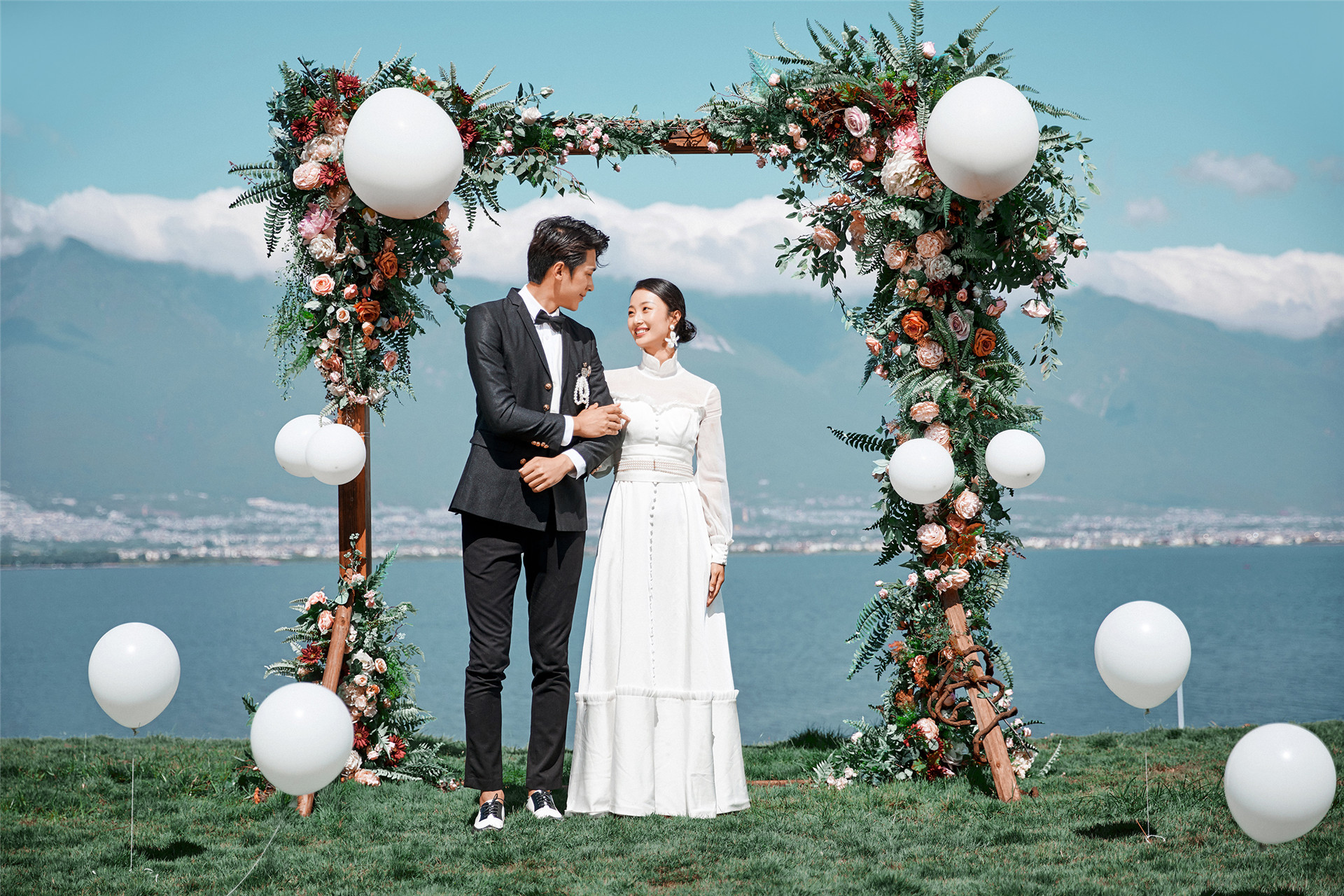 个性西装婚纱照街拍时尚_婚纱照西装女_婚纱西装