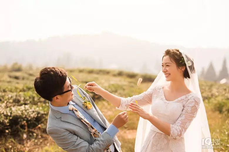 蓝色西装内景婚纱照_蓝色西装配婚纱_婚纱与西装颜色搭配技巧