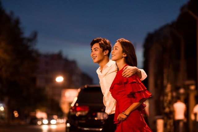婚纱照灯光如何布置_婚纱照场景在灯下好看吗_婚纱灯光怎么设计合适