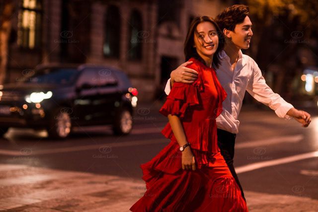 婚纱灯光怎么设计合适_婚纱照场景在灯下好看吗_婚纱照灯光如何布置