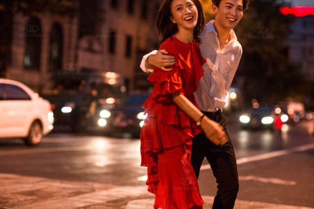 婚纱照场景在灯下好看吗_婚纱灯光怎么设计合适_婚纱照灯光如何布置