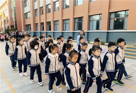 小学生体操队形散开花样_小学生体操的队形_小学生体操队形变换