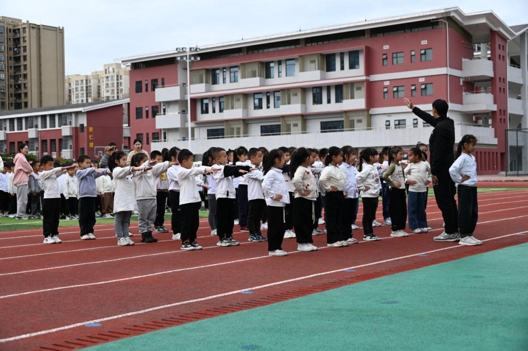 小学生体操队形变换_小学生体操的队形_体操队形小学生图片