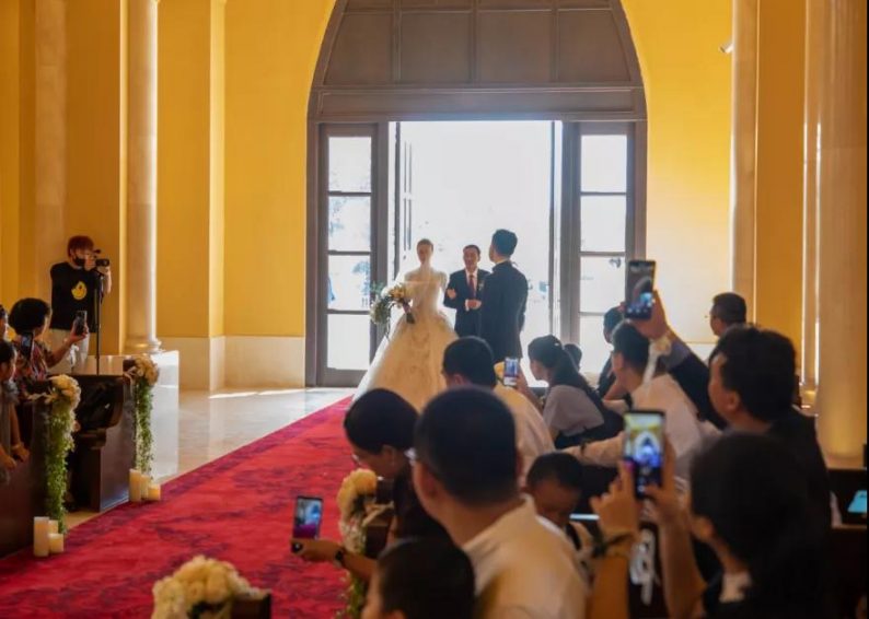鲜花婚礼现场布置效果图_鲜花岛礼仪婚庆_鲜花岛婚庆礼仪图片