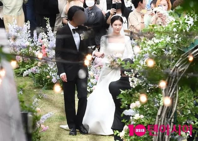 黑色个性粉色婚纱照搭配_婚纱粉色_黑色和粉色婚纱