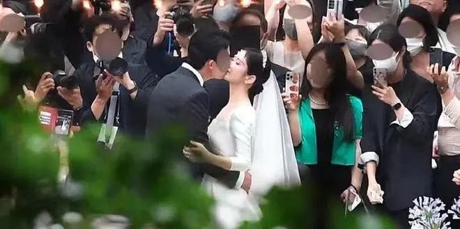 黑色和粉色婚纱_黑色个性粉色婚纱照搭配_婚纱粉色