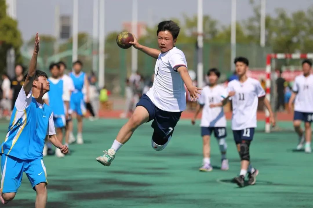 足球技巧手球打法视频_足球技巧手球打法图解_足球怎么打手球技巧