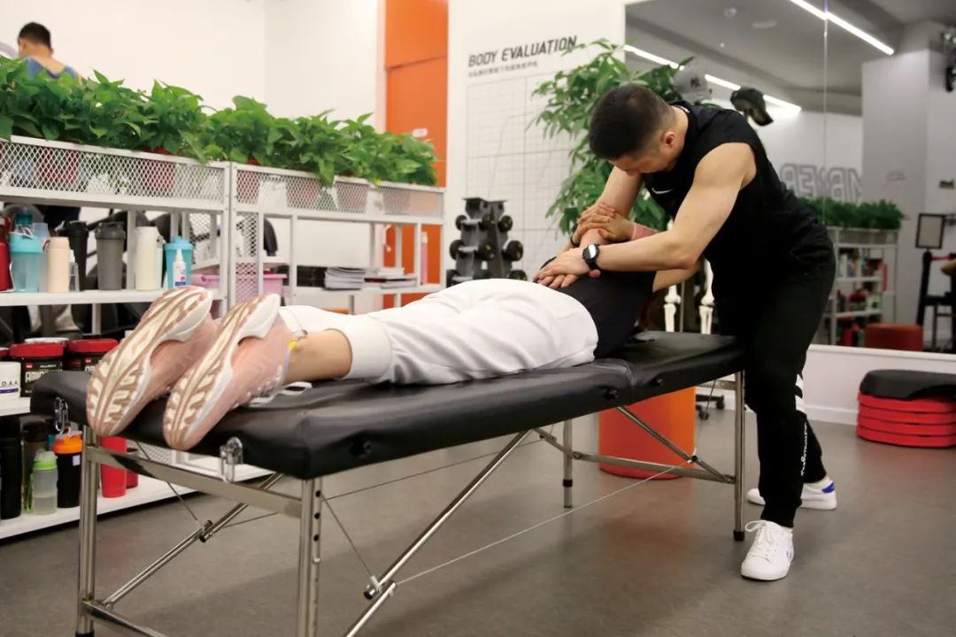健身房后如何拉伸运动_健身完拉伸_健身房运动后拉伸动作