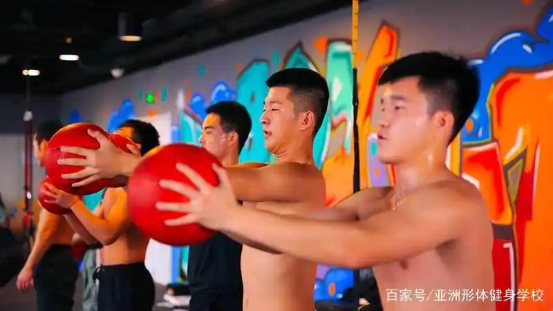 健身房办卡私教多少钱_办了健身房私教_去健身房办私教课是坑吗
