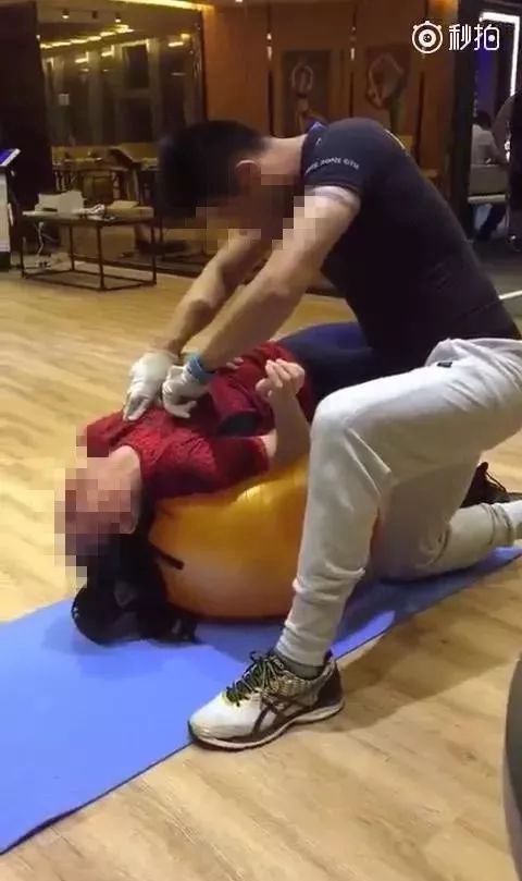 健身房男的找女私教_健身房私教男女关系_健身房找女私人教练的好处
