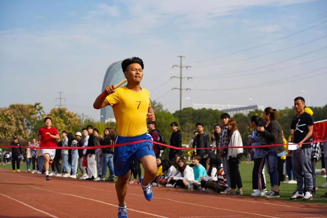 高中生运动_高中运动会慢速版_高中生运动会跑步视频