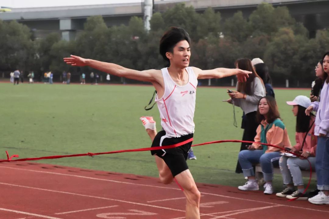 高中生运动_高中生运动会跑步视频_高中运动会慢速版