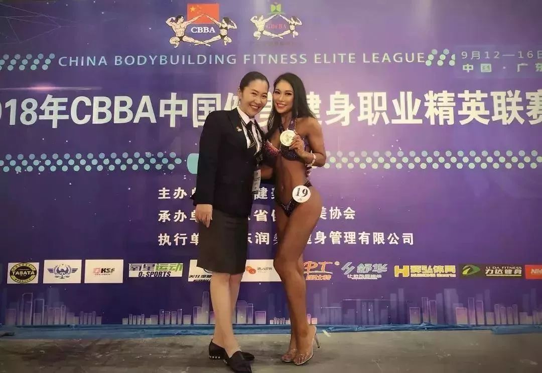 小龙教练教游泳_游泳冠军小龙女图片_游泳小龙冠军图片女生